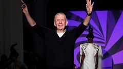 Ο Ζαν Πολ Γκοτιέ τιμά τον Πιερ Καρντέν