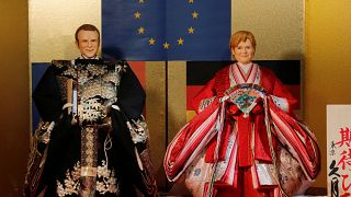 Macron y Merkel ya tienen sus réplicas tradicionales japonesas para que "mejoren el mundo"