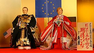 Japon : Merkel et Macron en poupées