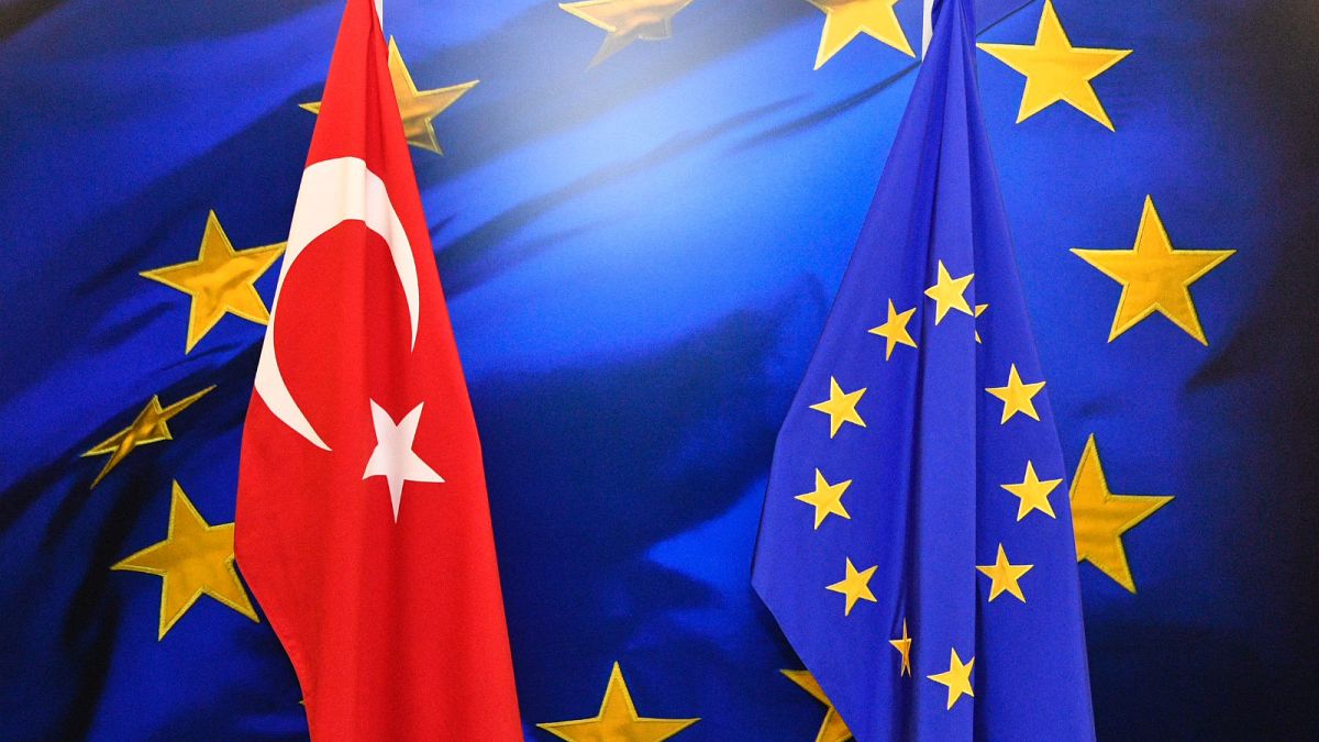 Les drapeaux turc et européen
