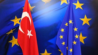 Les drapeaux turc et européen