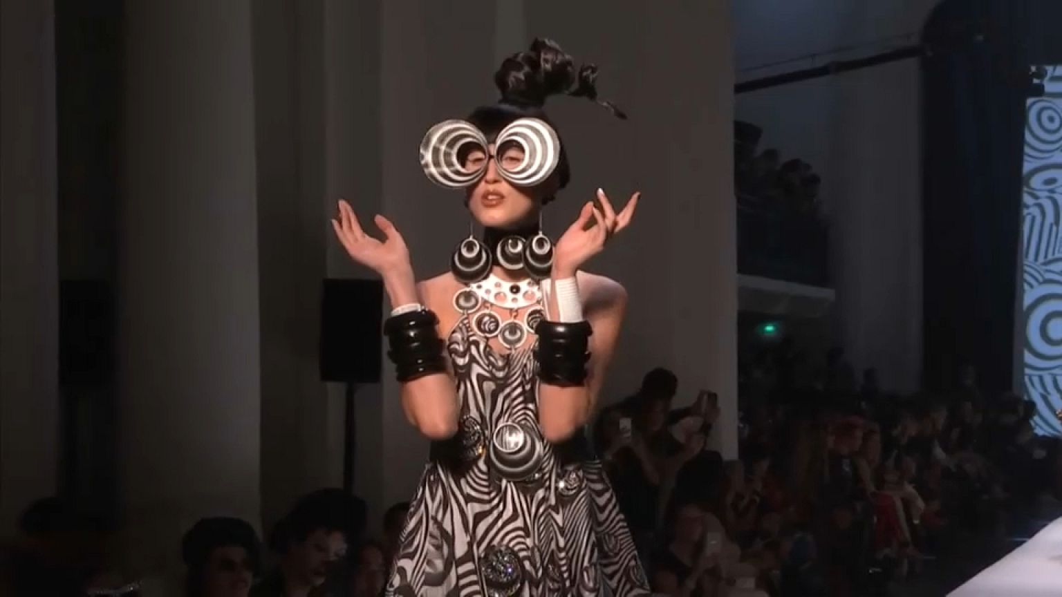 Jean-Paul Gaultier homenageia Pierre Cardin