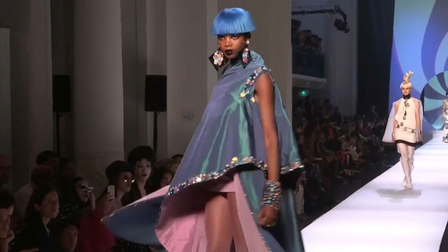Gaultier'den Pierre Cardin'e saygı defilesi