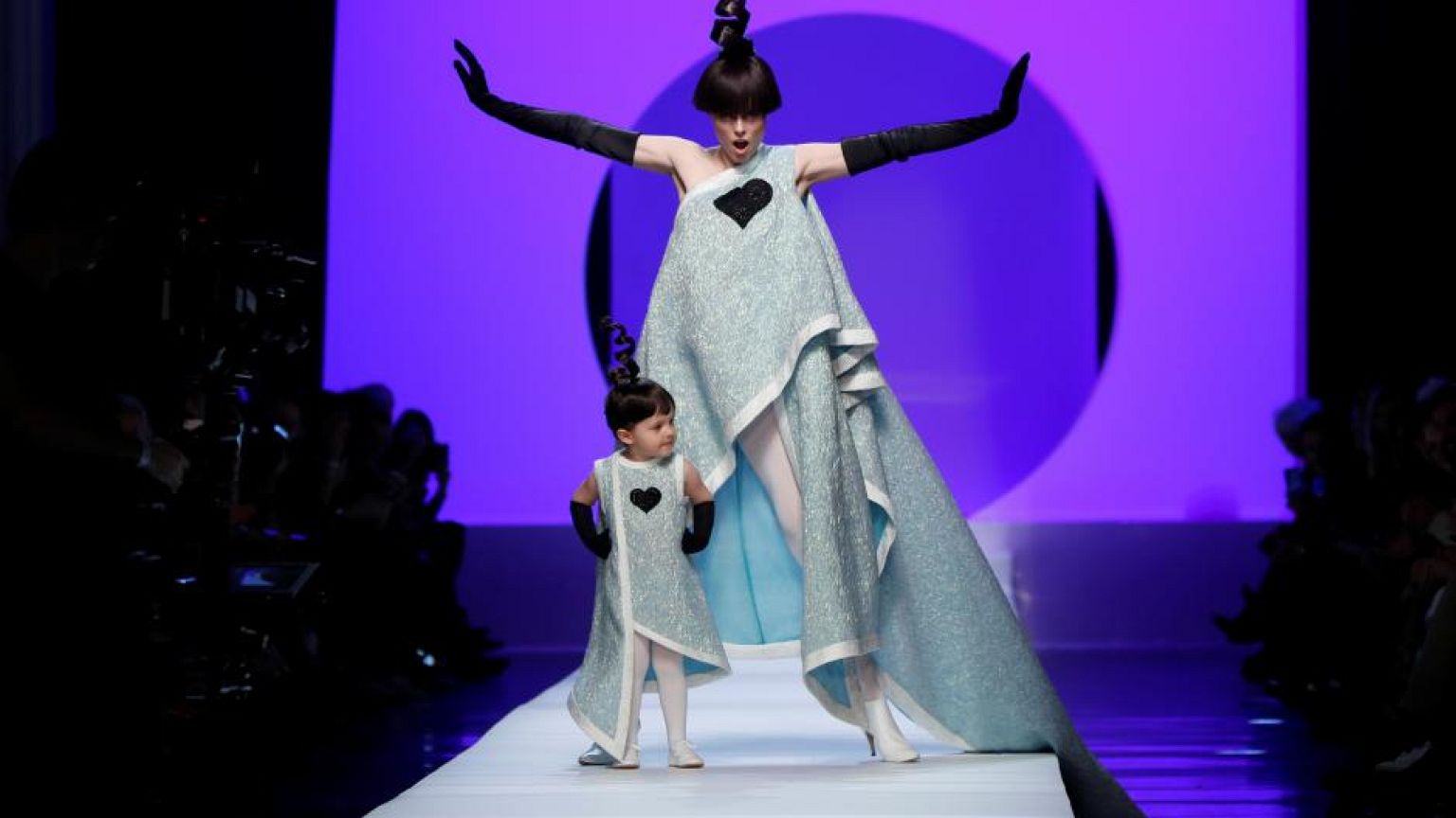 Coco Rochas... et sa petite fille défilent pour Gaultier.