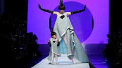 Coco Rochas... et sa petite fille défilent pour Gaultier.