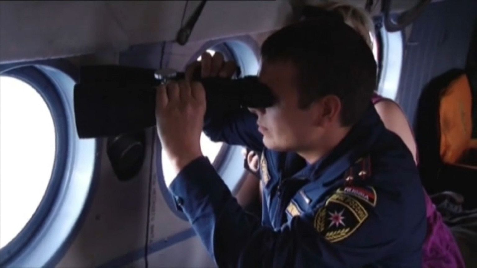 Un sauveteur tente de retrouver la trace du bateau disparu