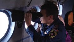 Un sauveteur tente de retrouver la trace du bateau disparu