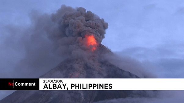 Espectacular erupción de un volcán en Filipinas Espectacular erupción de un volcán en Filipinas