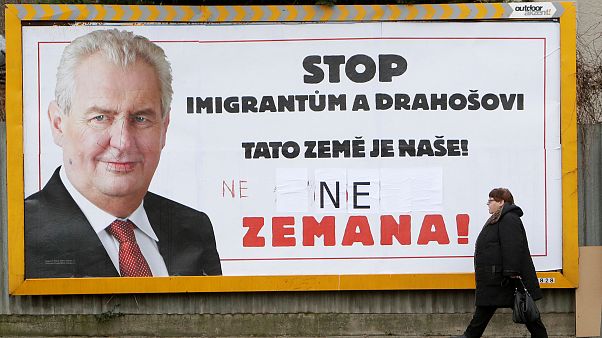 "Stoppen Sie Migranten und Drahos. Dieses Land gehört uns!" "Stoppen Sie Migranten und Drahos. Dieses Land gehört uns!"