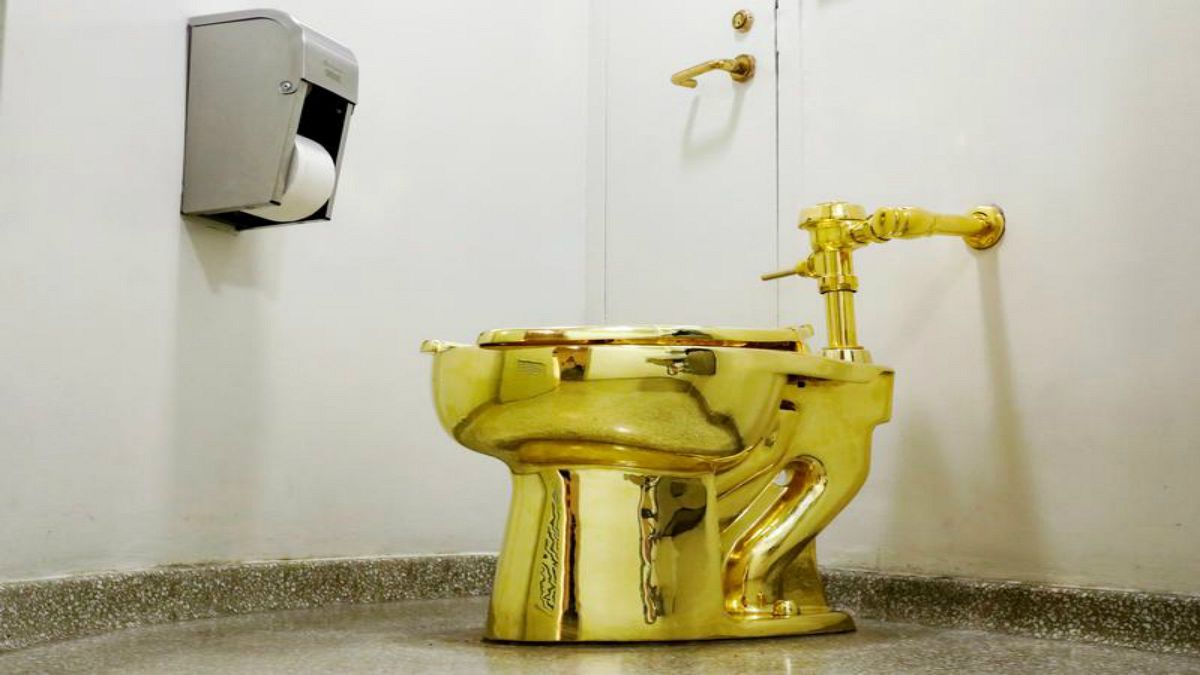 توالت طلا، اثر موریزو کاتلان هنرمند ایتالیایی ساخته شده با طلای ۱۸ عیار