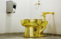 توالت طلا، اثر موریزو کاتلان هنرمند ایتالیایی ساخته شده با طلای ۱۸ عیار