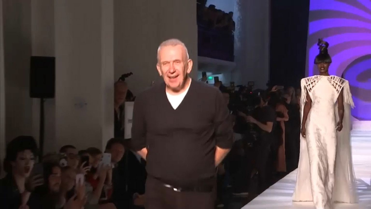 Gaultier homenajea a su maestro Pierre Cardin