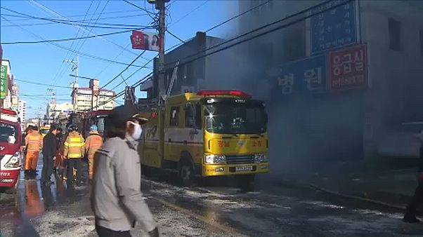 Több mint 40 halott a dél-koreai kórház tűzben Több mint 40 halott a dél-koreai kórház tűzben