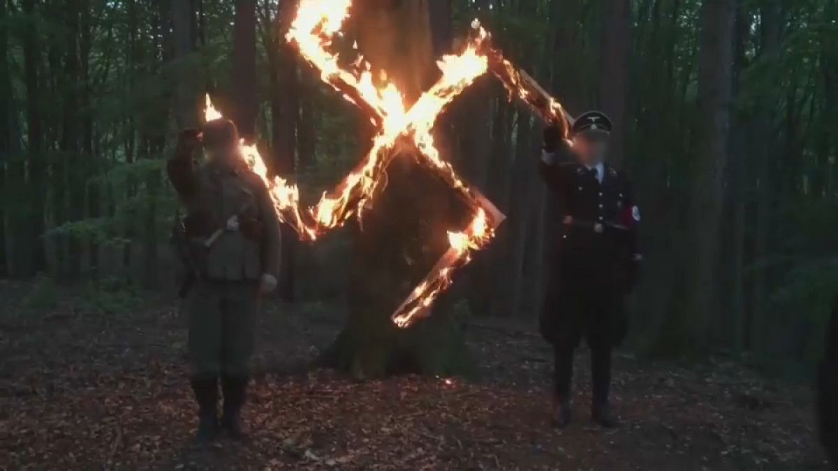 شاهد .. مقطع فيديو يظهر كيفية احتفال النازيين الجدد بيوم ميلاد هتلر