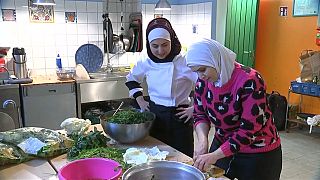 لاجئة سورية محجبة في ألمانيا تطهو لكبار ضيوف مهرجان برلين السينمائي