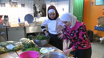 لاجئة سورية محجبة في ألمانيا تطهو لكبار ضيوف مهرجان برلين السينمائي