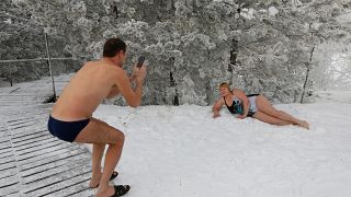 بالصور: روس يسبحون في درجة حرارة -38 بسيبيريا