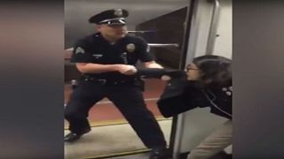 شاهد .. شرطي أمريكي يطرد فتاة من مترو الأنفاق بسبب وضع قدمها على مقعد أمامها