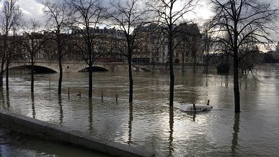 Rio Sena continua a subir e já inunda partes de Paris