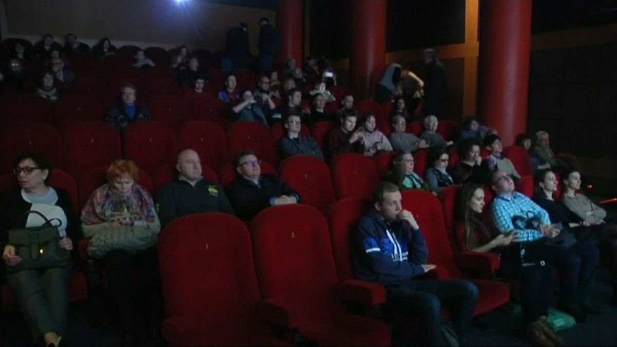 Un cinema di Mosca sfida la censura proiettando la commedia su Stalin