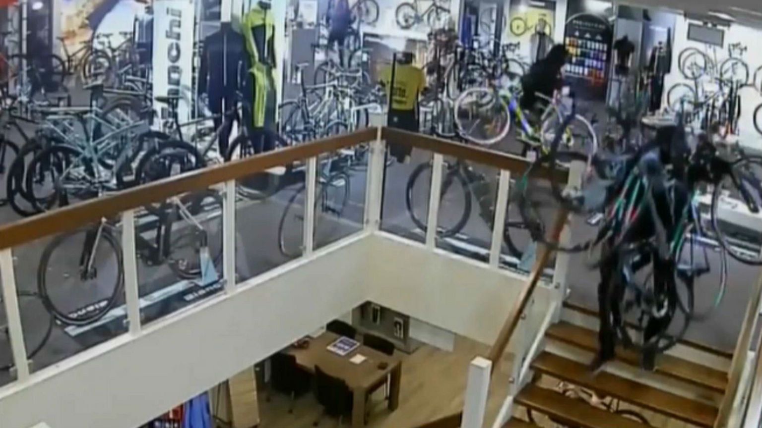 Watch: thieves steal €100,000 of bikes from Dutch store