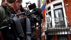 Vor der Botschaft von Ecuador in London