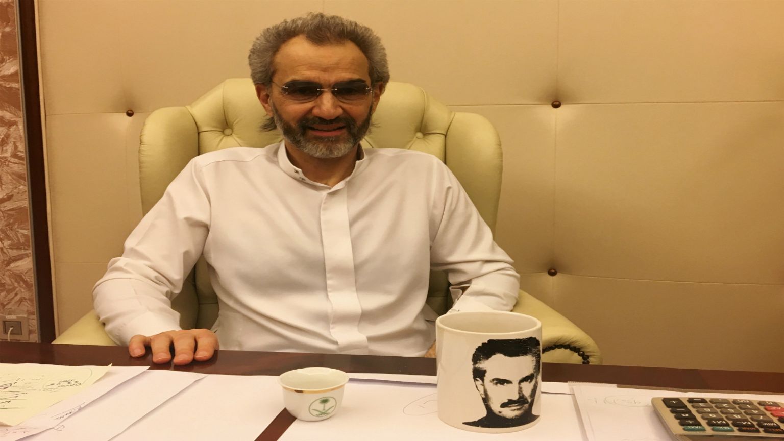 الأمير الوليد بن طلال خلال مقابلة مع رويترز في فندق ريتز كارلتون بالرياض