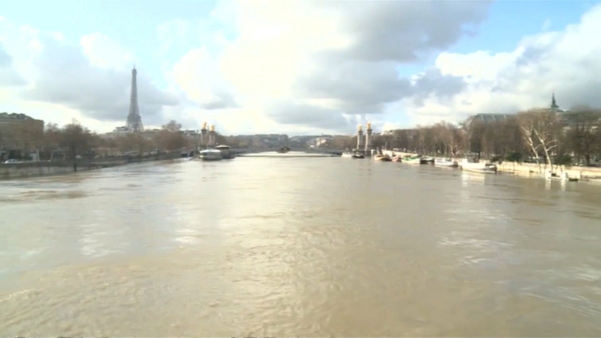 Die Seine in Paris steigt und steigt