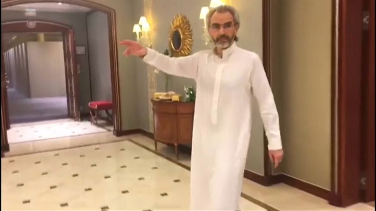 الأمير الوليد بن طلال داخل فندق الريتز كارلتون الرياض
