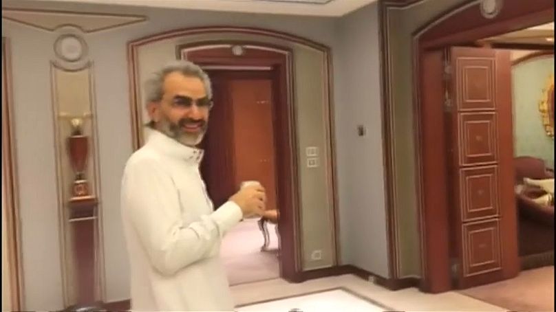 الأمير الوليد بن طلال داخل فندق الريتز كارلتون الرياض