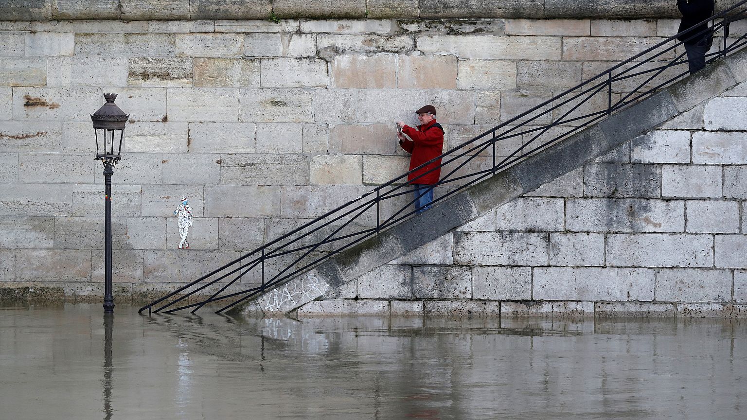 Il pleut, l'eau monte.