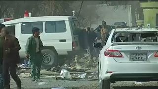 Mentőautóba rejtett bomba robbant Kabulban, sok a halott és a sebesült.