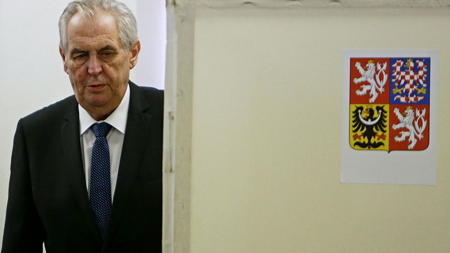 Mutter und Kind an der Wahlurne