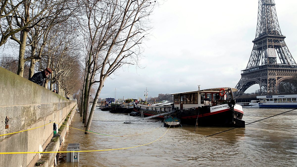 Paris ve Lyon'da nehirlerin suyu yükseliyor