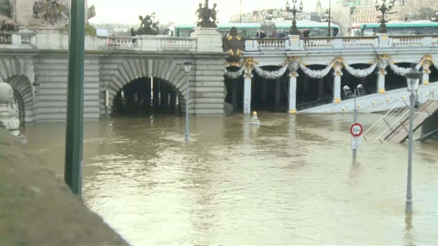 Parigi, rientra l'allerta. Picco previsto per la notte di domenica 