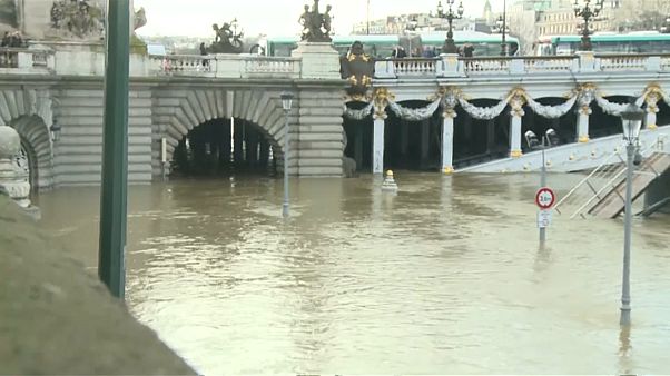 Parigi, rientra l'allerta. Picco previsto per la notte di domenica Parigi, rientra l'allerta. Picco previsto per la notte di domenica