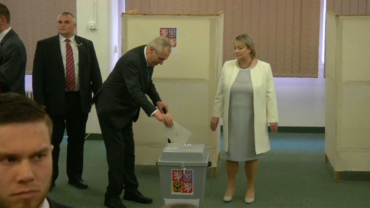 Una mujer vota en un colegio electoral de Praga
