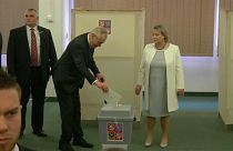 Una mujer vota en un colegio electoral de Praga