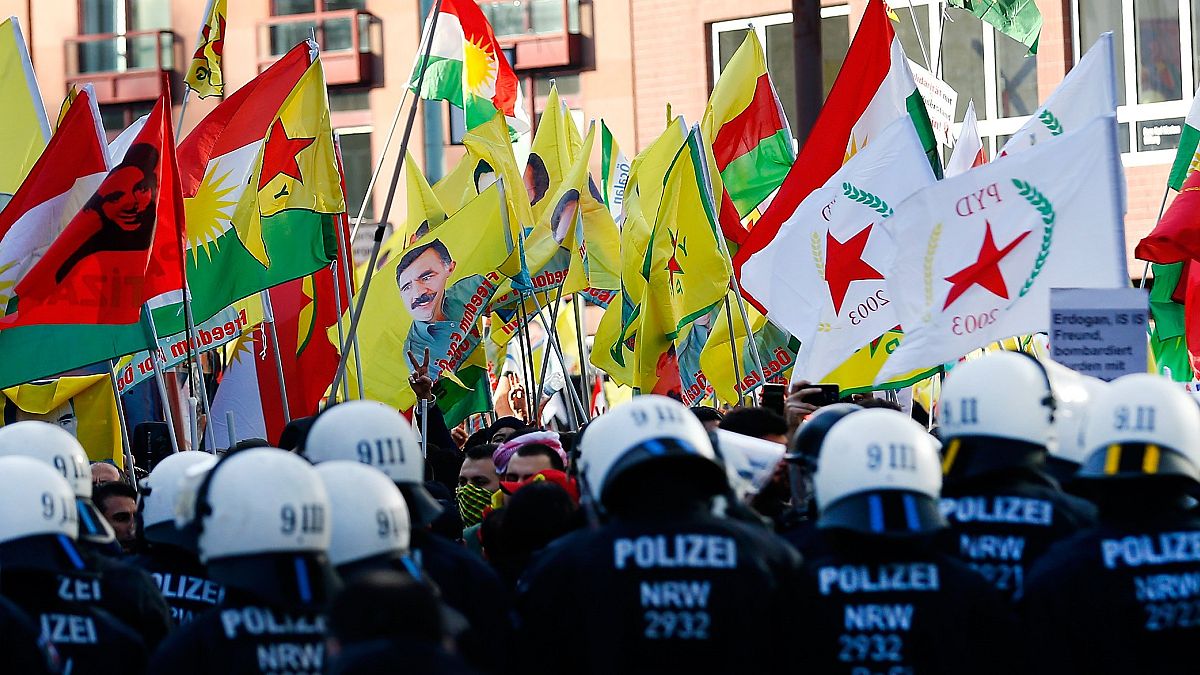 Polizei löst Kurden-Großdemo in Köln auf