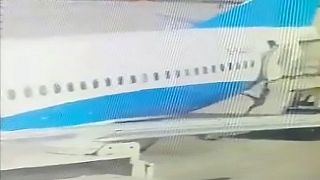 لحظة سقوط مضيفة طيران شركة الخطوط الصينية