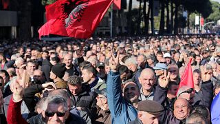 Milhares exigem demissão do governo albanês