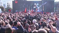 Miles de opositores piden la dimisión del Gobierno en las calles de Tirana