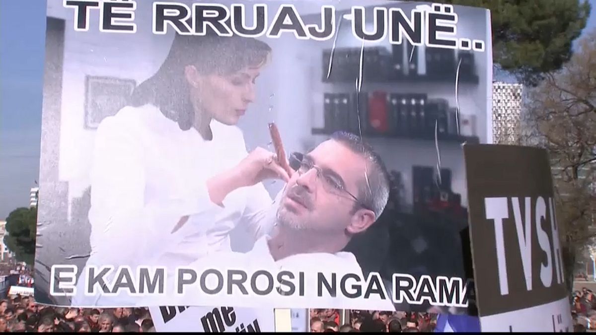 Albania in piazza: "Rama vattene"