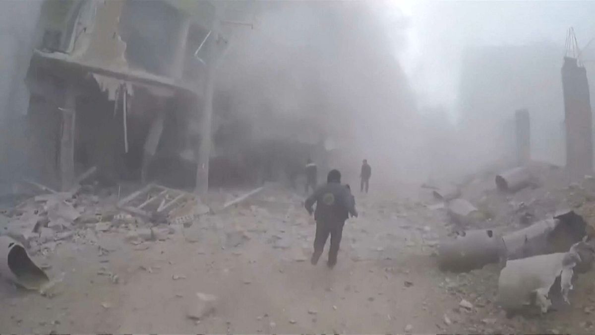 مشاهد الدمار بعد قصف الحكومة السورية على منطقة الغوطة قرب دمشق