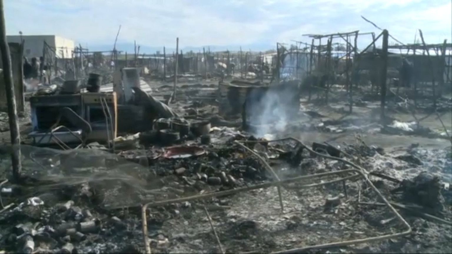 Incêndio em acampamento de imigrantes na Itália