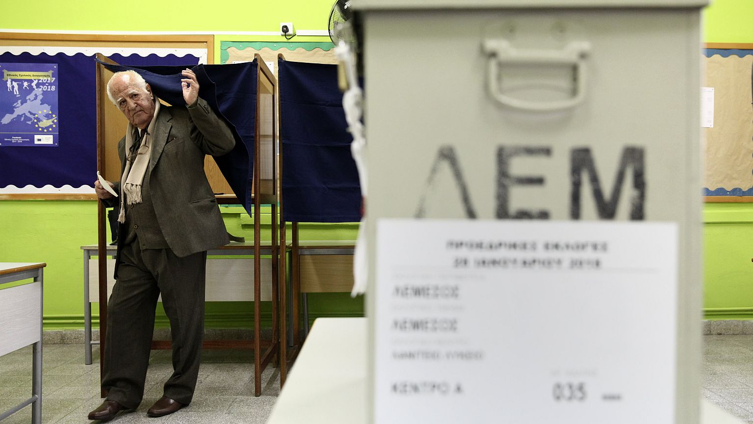 Άνοιξαν οι κάλπες στην Κύπρο με το βλέμμα στραμμένο στον β' γύρο