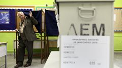 Άνοιξαν οι κάλπες στην Κύπρο με το βλέμμα στραμμένο στον β' γύρο