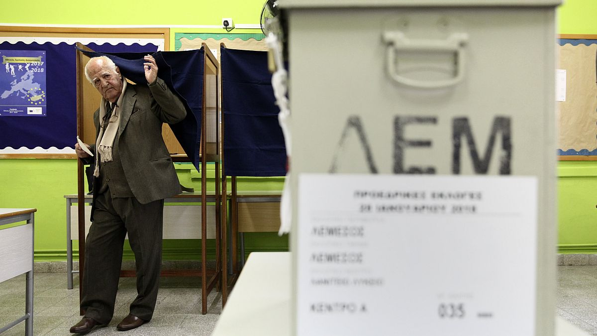 Un électeur chypriote sort de l'isoloir.
