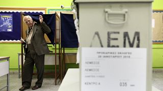 Un électeur chypriote sort de l'isoloir.