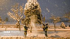 برف سنگین در تهران و دیگر استان‌های ایران، از بسته شدن جاده‌ها تا قطع برق و تعطیلی مدارس 